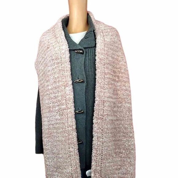 Aspen pink fluffy scarf - Picture 2 of 6